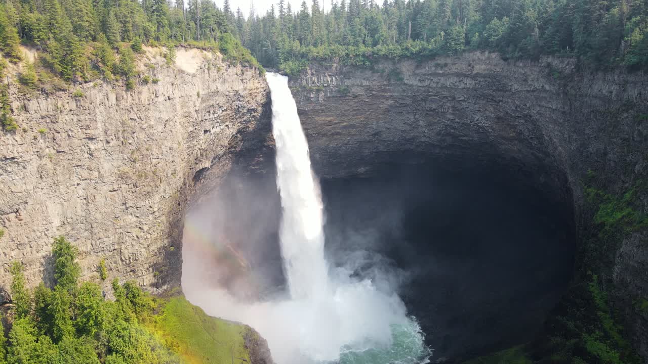 potentes cataratas helmcken cayendo en picado sobre un acantilado hacia el río murtle en el parque provincial wells grey en columbia británica, canadá