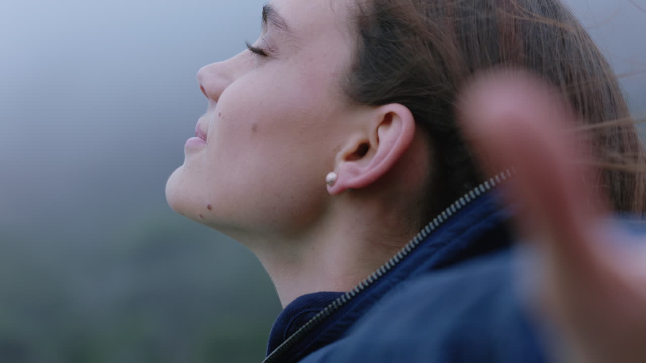 아름다운 여성의 초상화 웃으며 평화로운 시골을 즐기고 휴가 여행 모험에서 자유를 탐험하고 바람이 불고 있는 머리카락