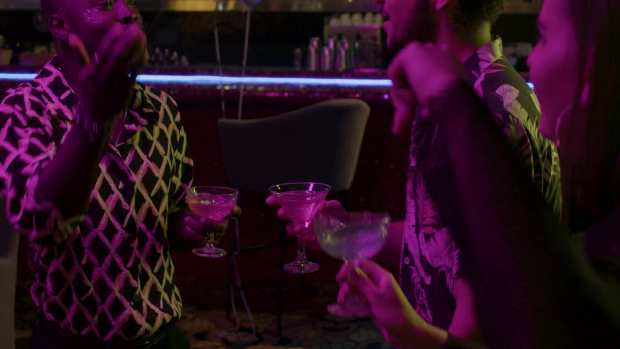 amigos bailando en una fiesta