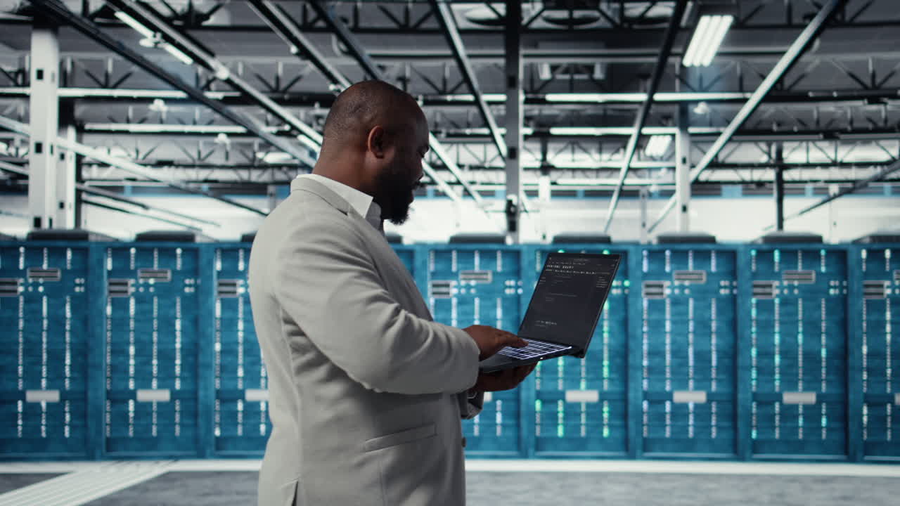 Vertikal video: Infrastrukturtekniker i serverrum scripter automatiserede arbejdsgange ved hjælp af software