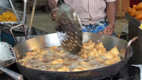 Primer-Plano-De-Un-Hombre-Preparando-Samosa-Caliente-En-Un-Hotel-De-Carretera-En-Calcuta,-India