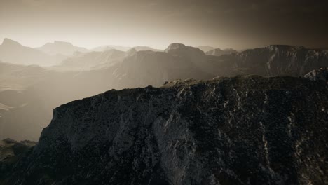 Cielo-Dramático-Sobre-Pasos-En-Una-Montaña.