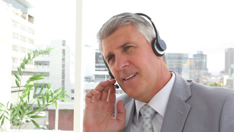 geschäftsmann spricht mit einem headset
