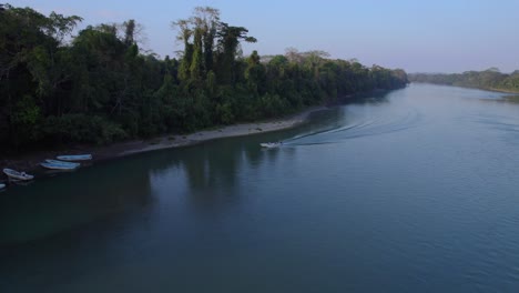 Ein-Kleines-Boot,-Das-An-Einem-Wunderschönen-Fluss-Mitten-Im-Dschungel-Ans-Ufer-Fährt