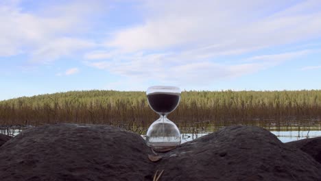 la arena del reloj de arena se está agotando antes de que llegue el desastre ecológico de la naturaleza y mate a todos