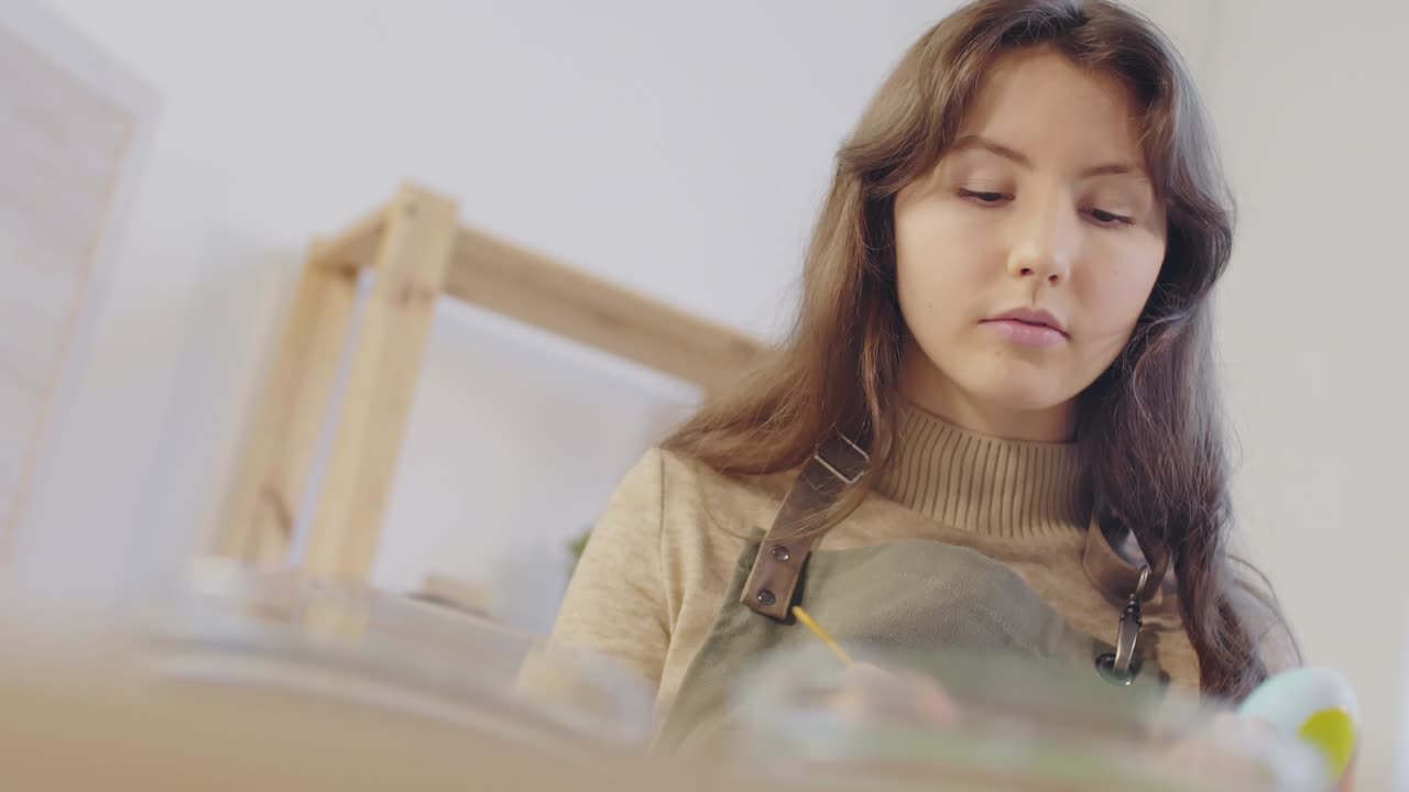 브러쉬 로 부활절 달 에 그림 을 그리는 여자