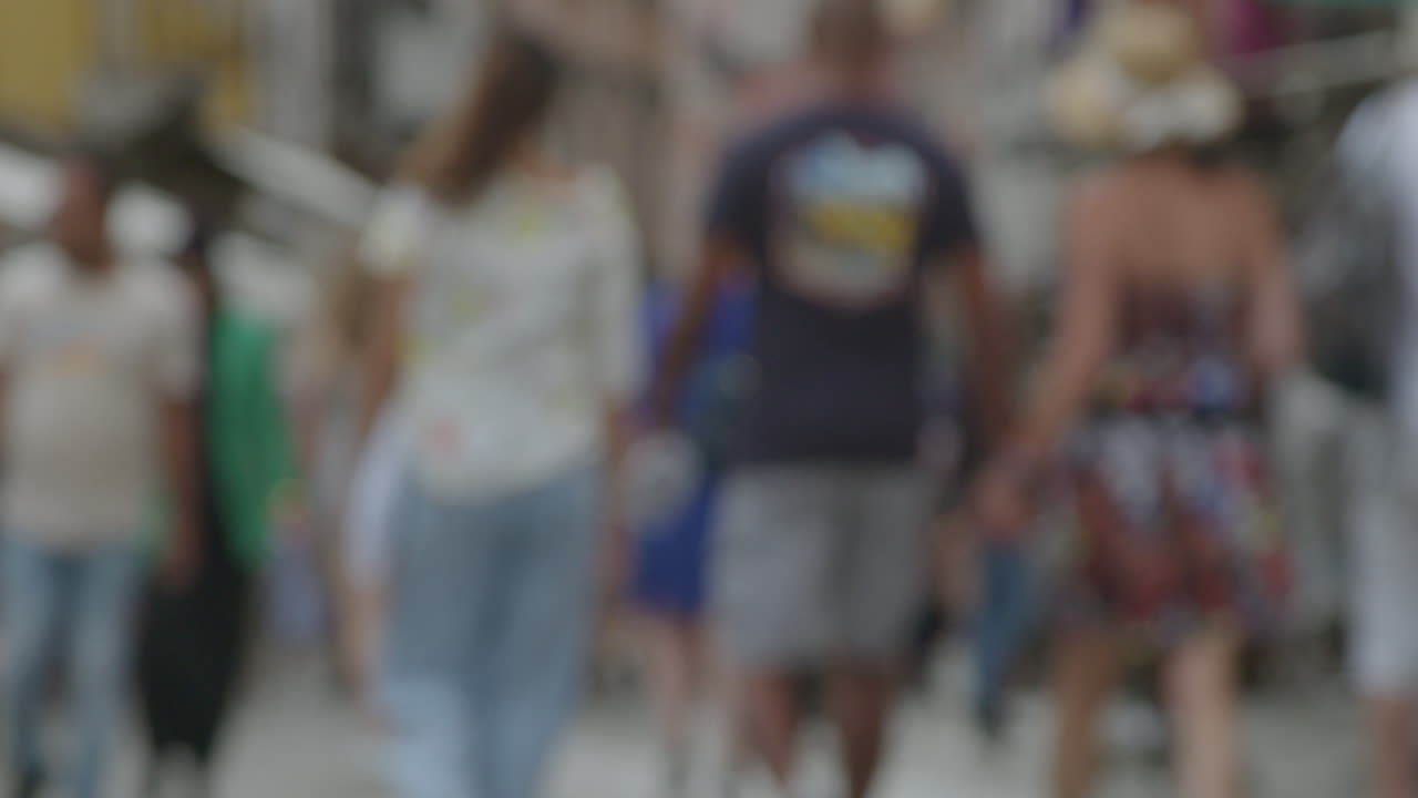 multitud borrosa en una calle de la ciudad