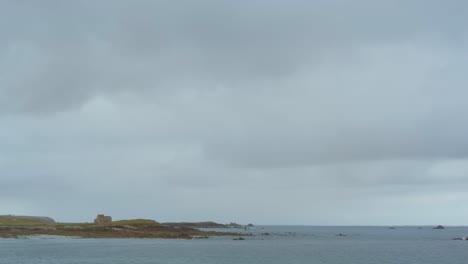 Bewölkter-Himmel-In-Frankreich-Mit-Steinküste,-Die-Bis-Ins-Meer-Reicht