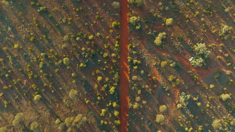 pistas de tierra roja del interior de australia para el campeonato de carreras del desierto de finke, vista de avión no tripulado de 4k