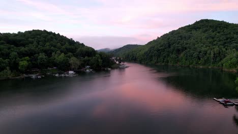 Luftstoß-In-Den-Watauga-Lake-Tennessee-Im-Osten-Von-Tennessee