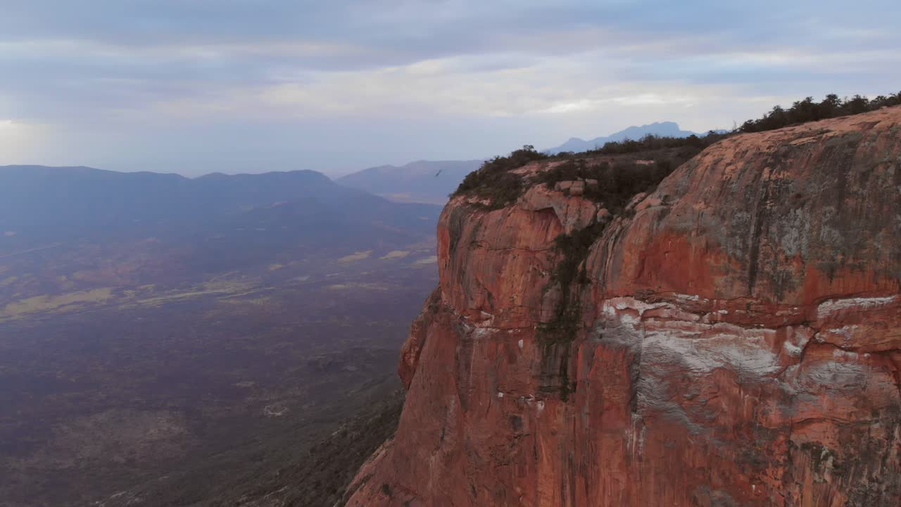 vista aérea del monte sagrado ololokwe del pueblo samburu en el norte de kenia
