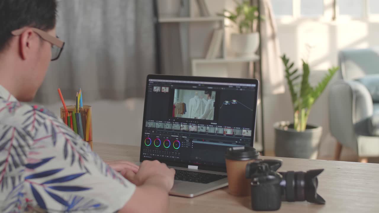 hombre trabajando en una computadora portátil