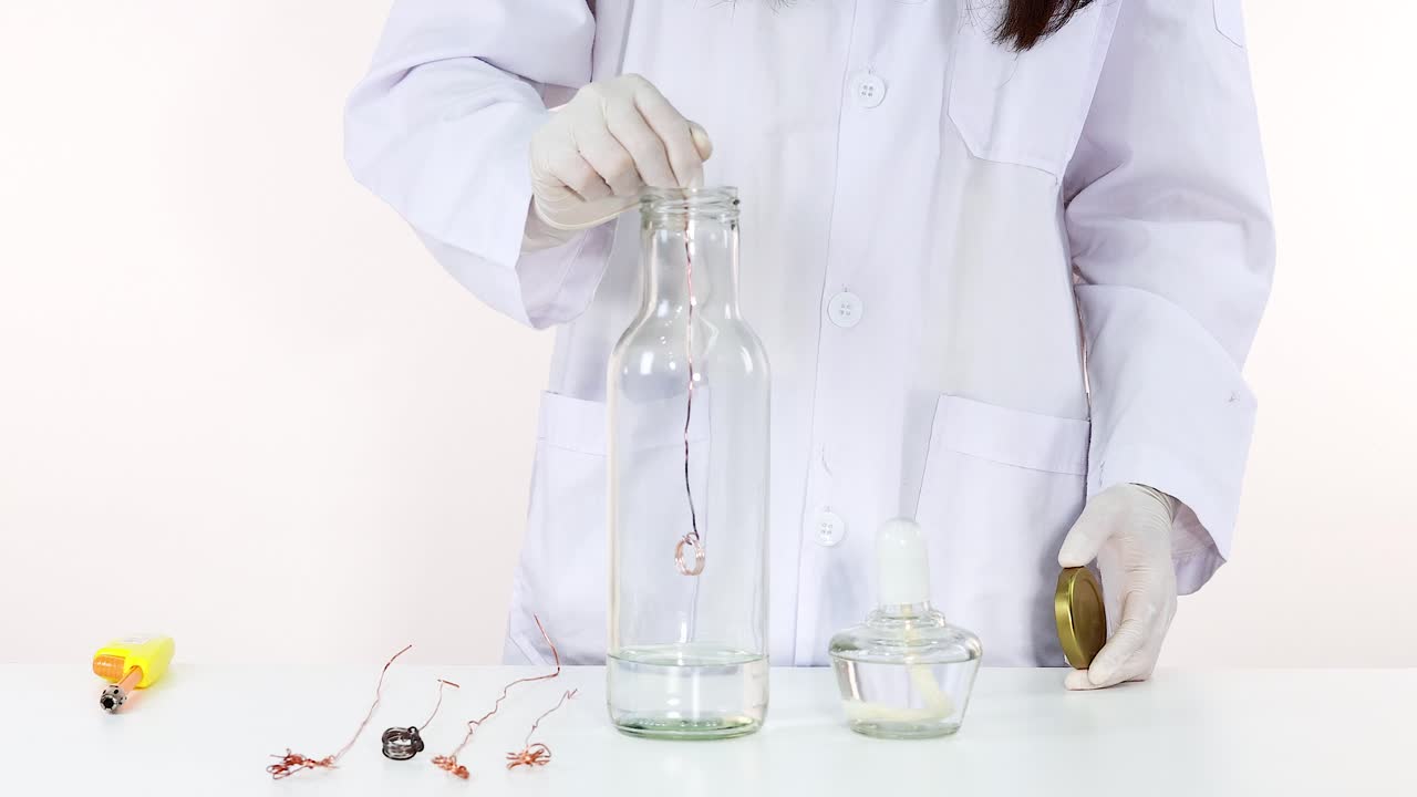 experimento que demuestra la reacción química con la configuración del alambre