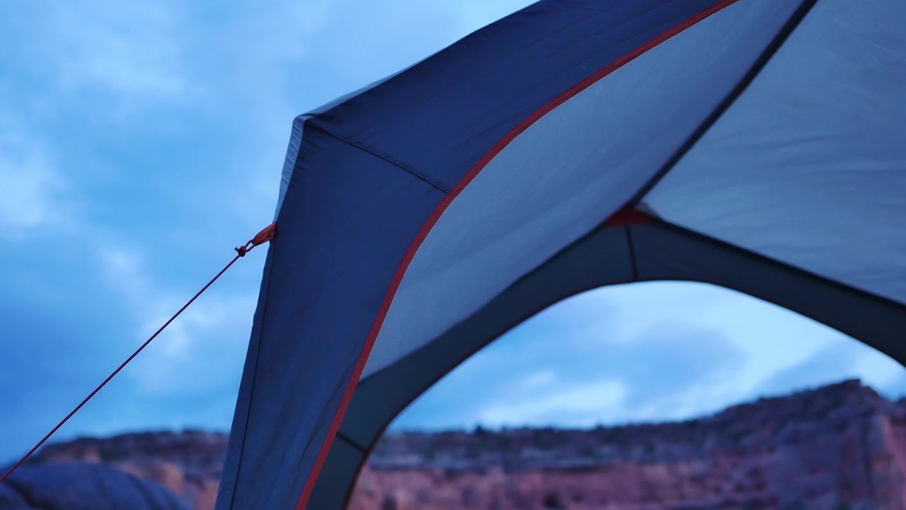 Tenda parasole al tramonto