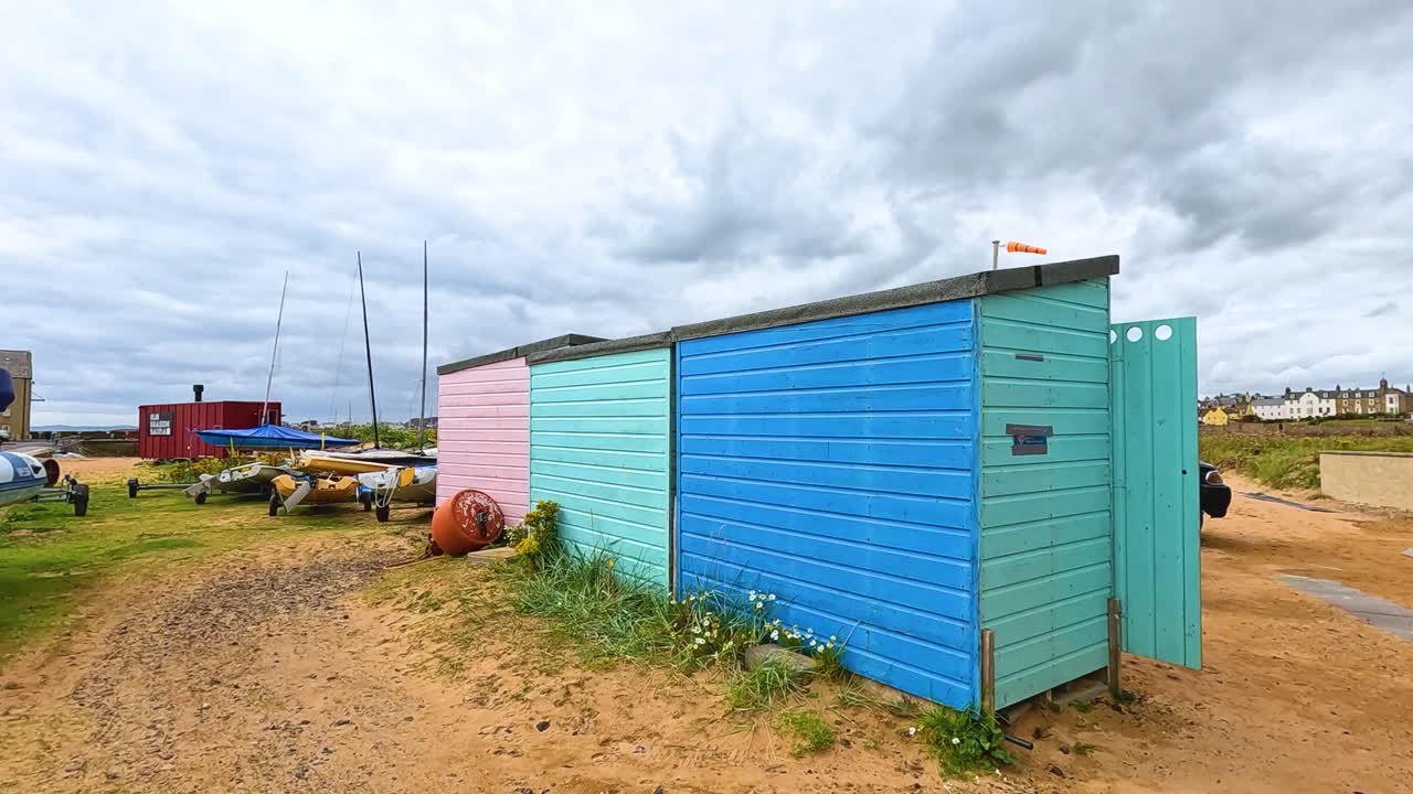 해안선 근처 에 있는 다채로운 창고 와 배 들