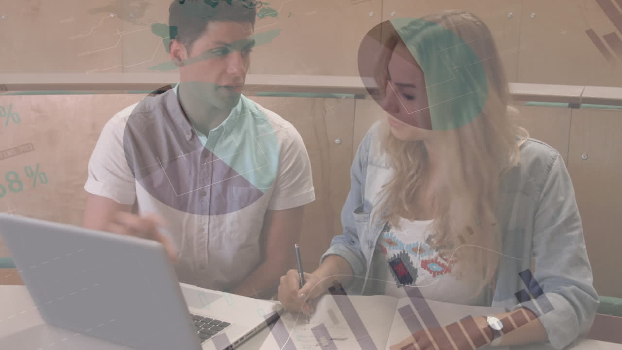 animación del procesamiento de datos digitales sobre estudiantes masculinos y femeninos que usan computadoras portátiles y estudian