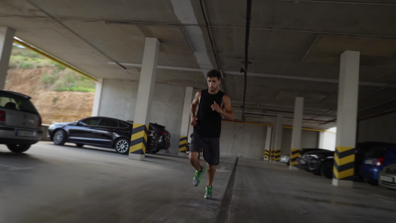운동선수 는 도시 주차장 안 을 달린다