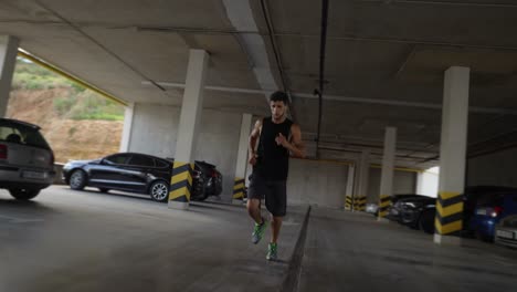 atleta corre dentro del garaje de estacionamiento de la ciudad