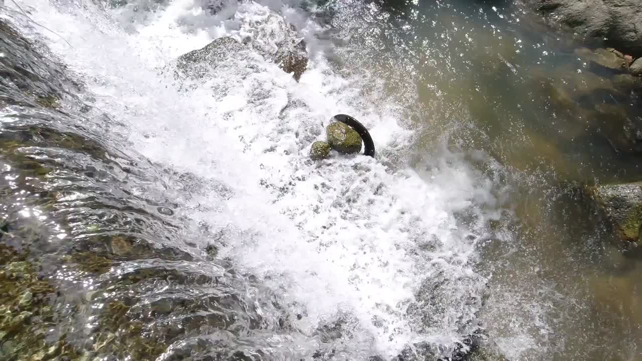 자연의 물이 떨어집니다.