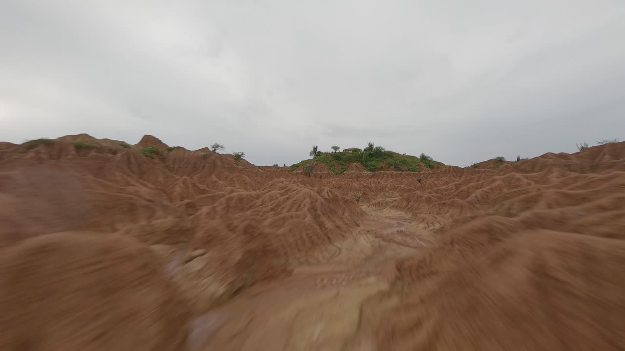 Sorvolo del Deserto di Tatacoa con paesaggio arido a Huila, Colombia - FPV
