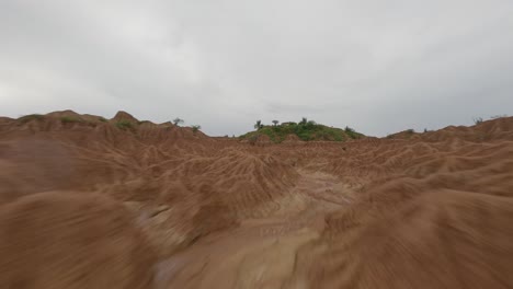 Volando-Sobre-El-Desierto-De-La-Tatacoa-Con-Paisaje-árido-En-Huila,-Colombia---Fpv