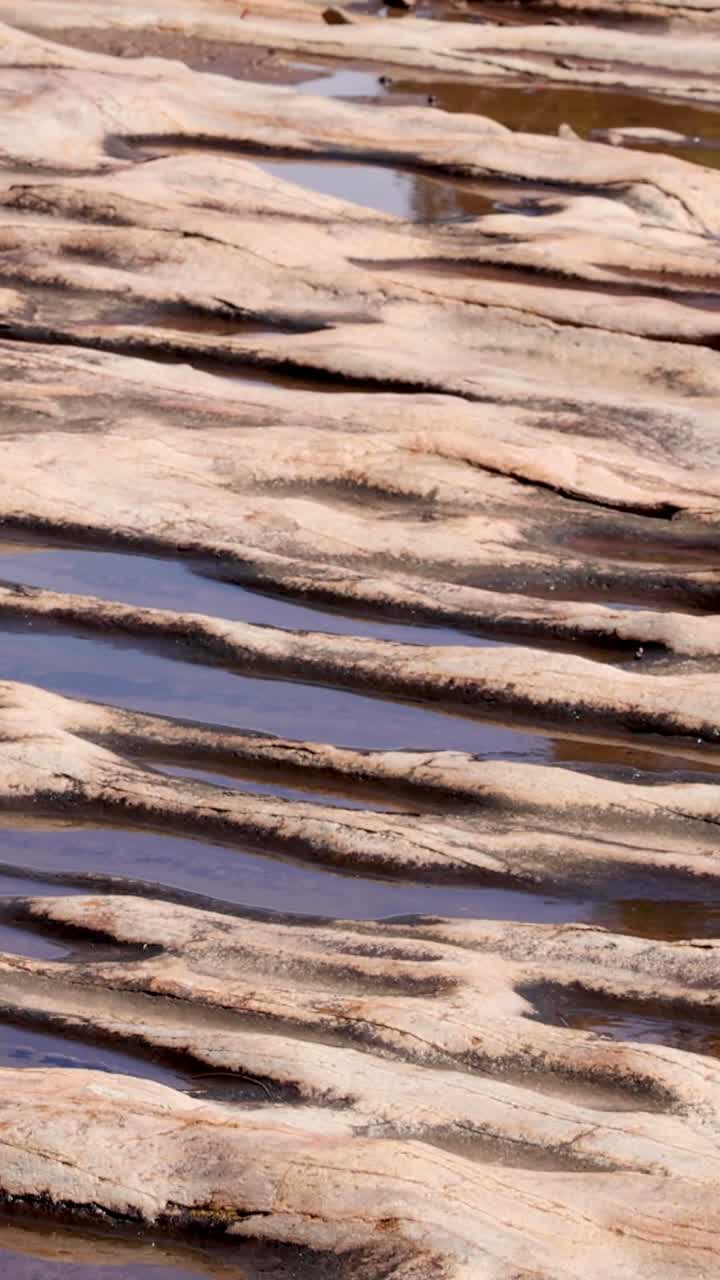 movimiento gradual del agua a través de la superficie de la roca erosionada