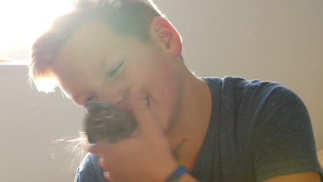 niños jugando con mascotas degu en el dormitorio