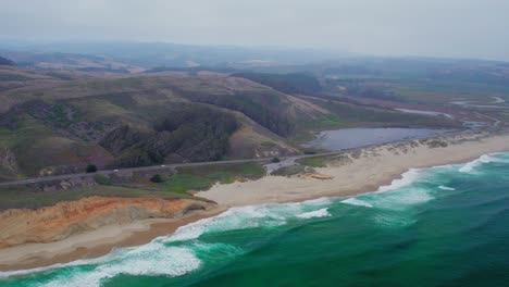 Alta-Vista-Aérea-Drone-Tiro-Rotación-Pan-De-La-Costa-De-California-Acantilados-Rocosos-En-Un-Día-De-Niebla