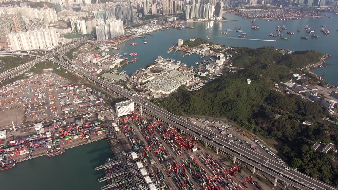 amplia vista de la terminal de contenedores de hong kong y el puerto en la bahía de victoria con terminal de almacenamiento y barcos atracados, imágenes aéreas