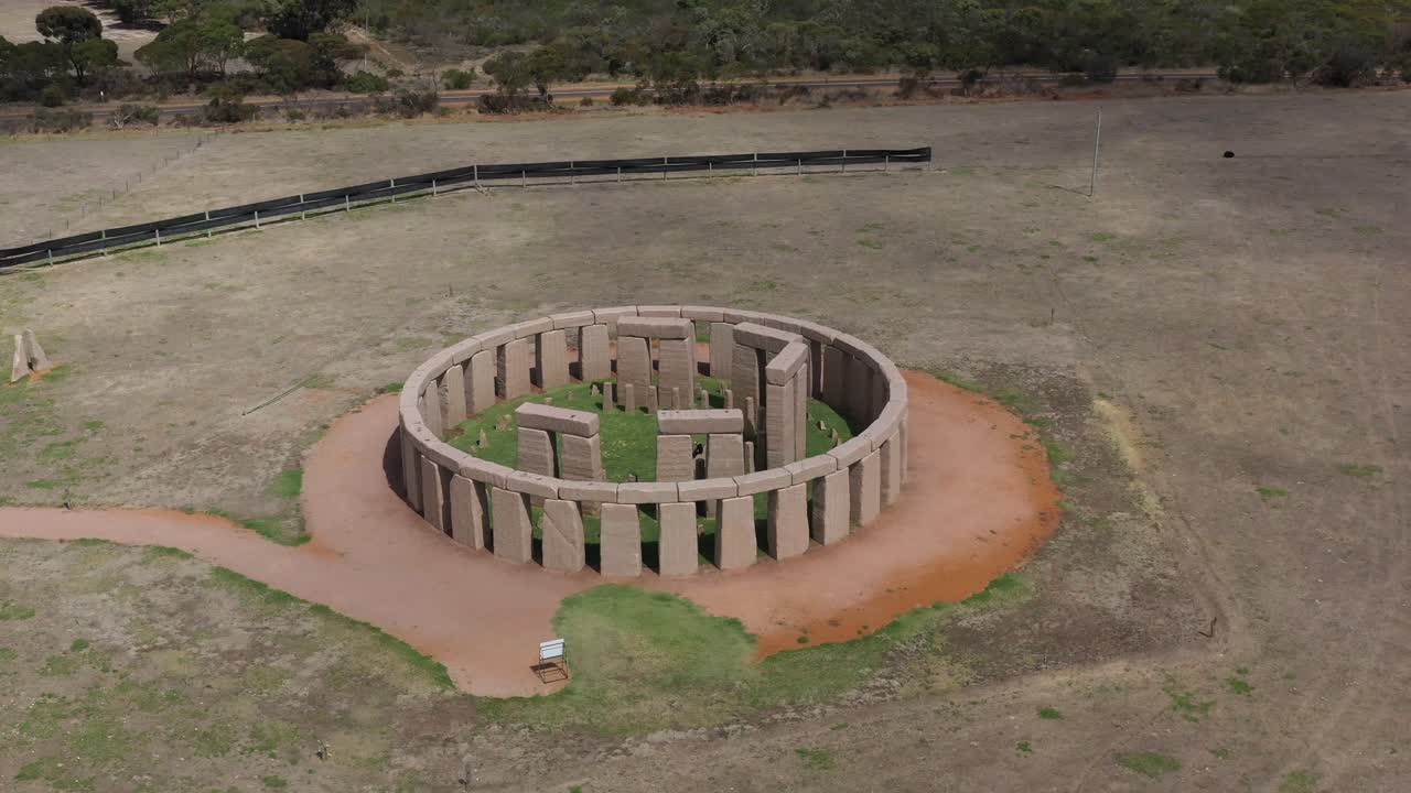 excelente toma aérea de la réplica de stonehenge en esperance, australia