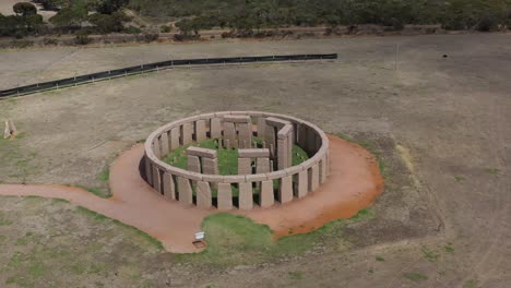 Excelente-Toma-Aérea-De-La-Réplica-De-Stonehenge-En-Esperance,-Australia