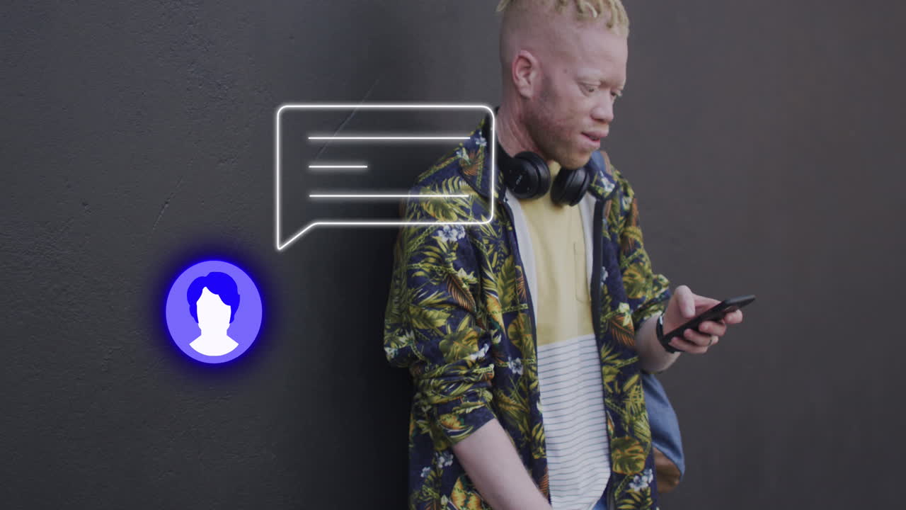 animación del icono del mensaje sobre el hombre albino usando un teléfono inteligente