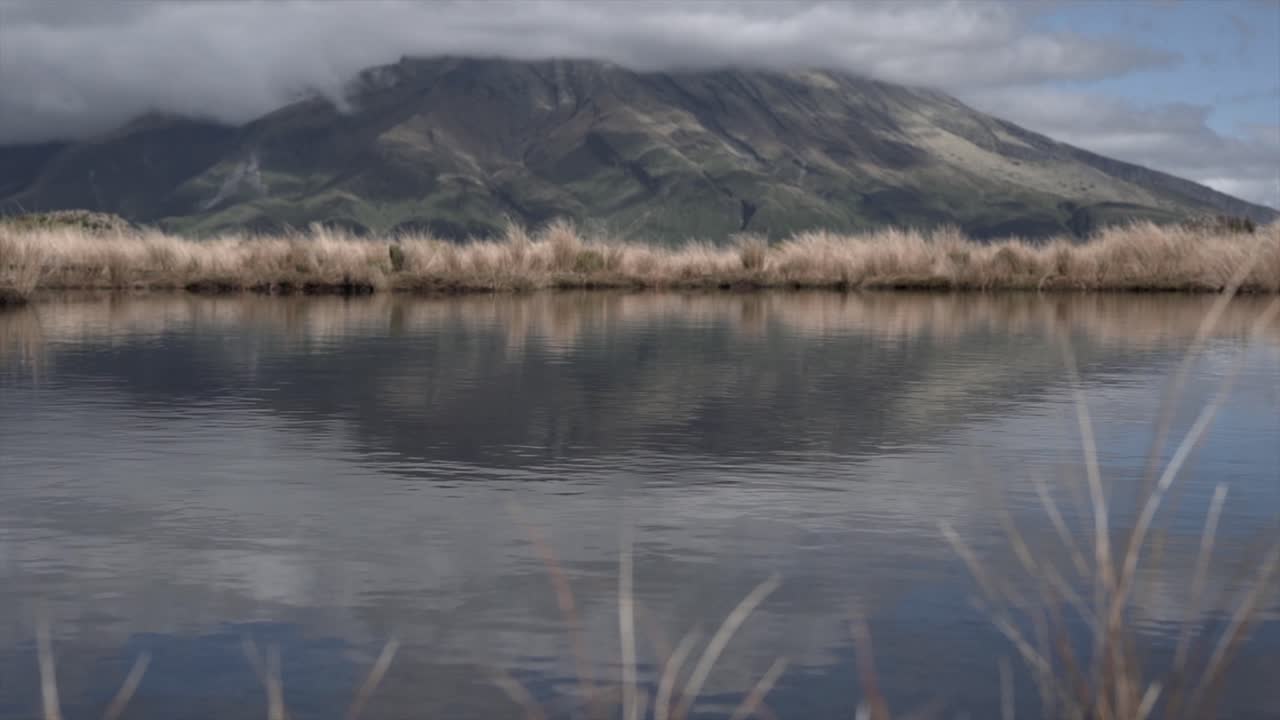 paisaje de montaña y lago