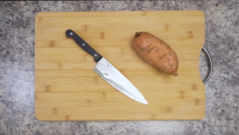 colocando un cuchillo junto a una batata