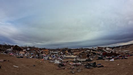 Basura-Vertida-Ilegalmente-En-El-Desierto-De-Mojave-Destruyendo-El-Medio-Ambiente---Lapso-De-Tiempo-Estático-De-Gran-Angular