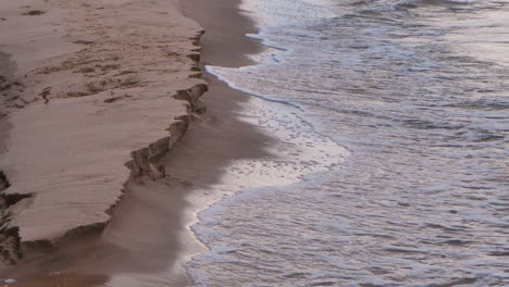 Las-Pequeñas-Olas-Del-Mar-Pelean-Con-La-Arena