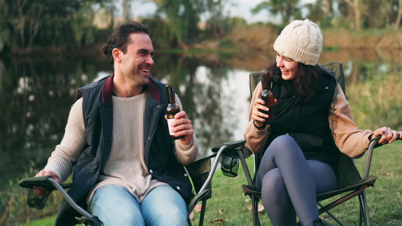 Prost, Natur und Paar mit Bier auf einem Campingplatz