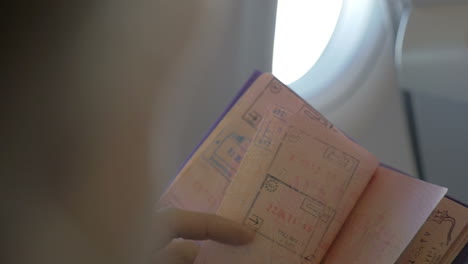 volviendo las páginas de un pasaporte de viaje