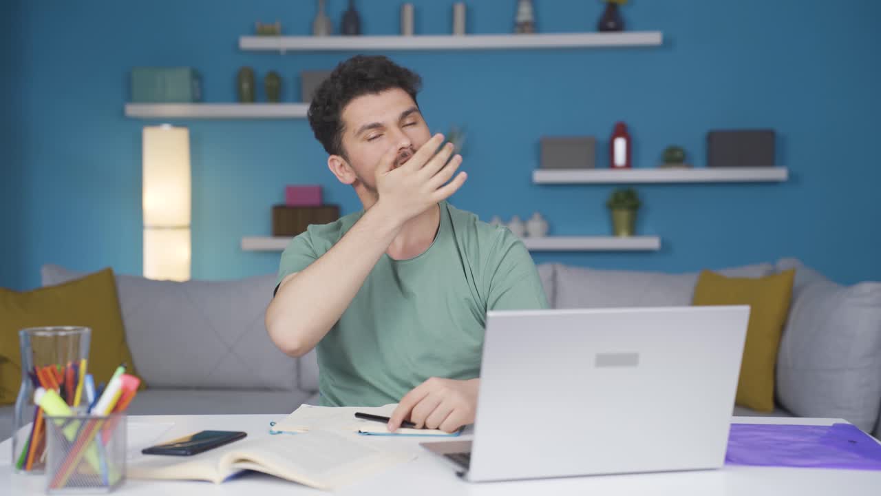 estudiante masculino con dolor de cuello.