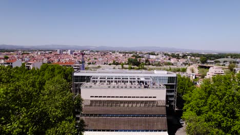 Vista-Aérea-Del-Paisaje-Urbano-Del-Centro-De-Convenciones-En-Perpignan,-Francia-Durante-Un-Día-Soleado