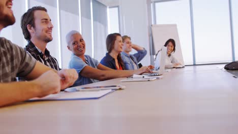 Equipo-De-Negocios-Creativo-Divirtiéndose-En-La-Sala-De-Conferencias.