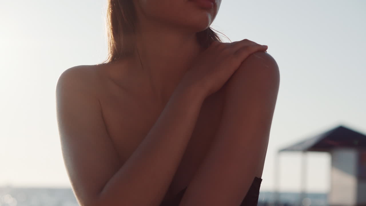 Donna sulla spiaggia al tramonto
