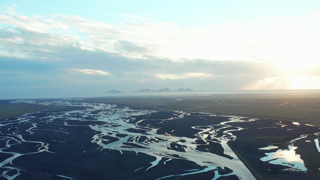 風景優美的支流河，自然河口景觀，冰島航拍景色