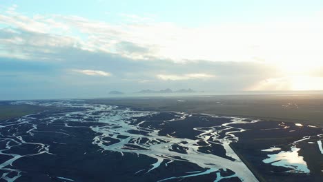 río afluente escénico, paisaje de estuario natural, vista aérea de islandia