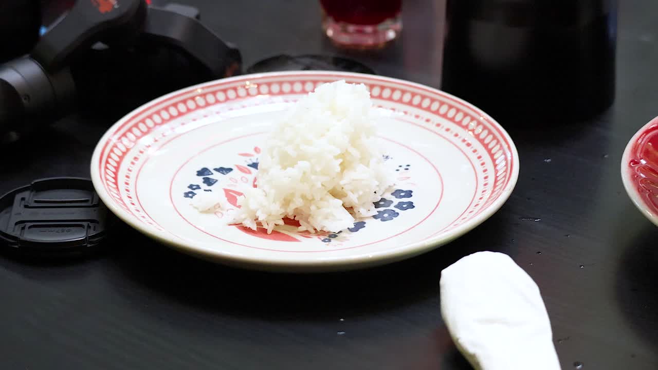 태국 푸켓 에서 접시 에  을 제공 하고 있다