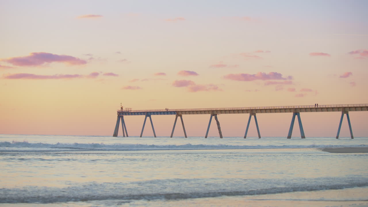 muelle de la playa de la salie sud con hermoso cielo durante la puesta de sol