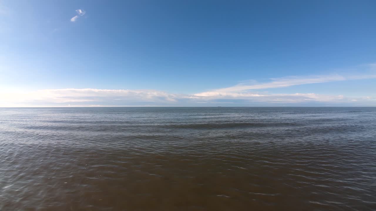 orilla del océano pequeñas olas rompiendo cinemática 60fps