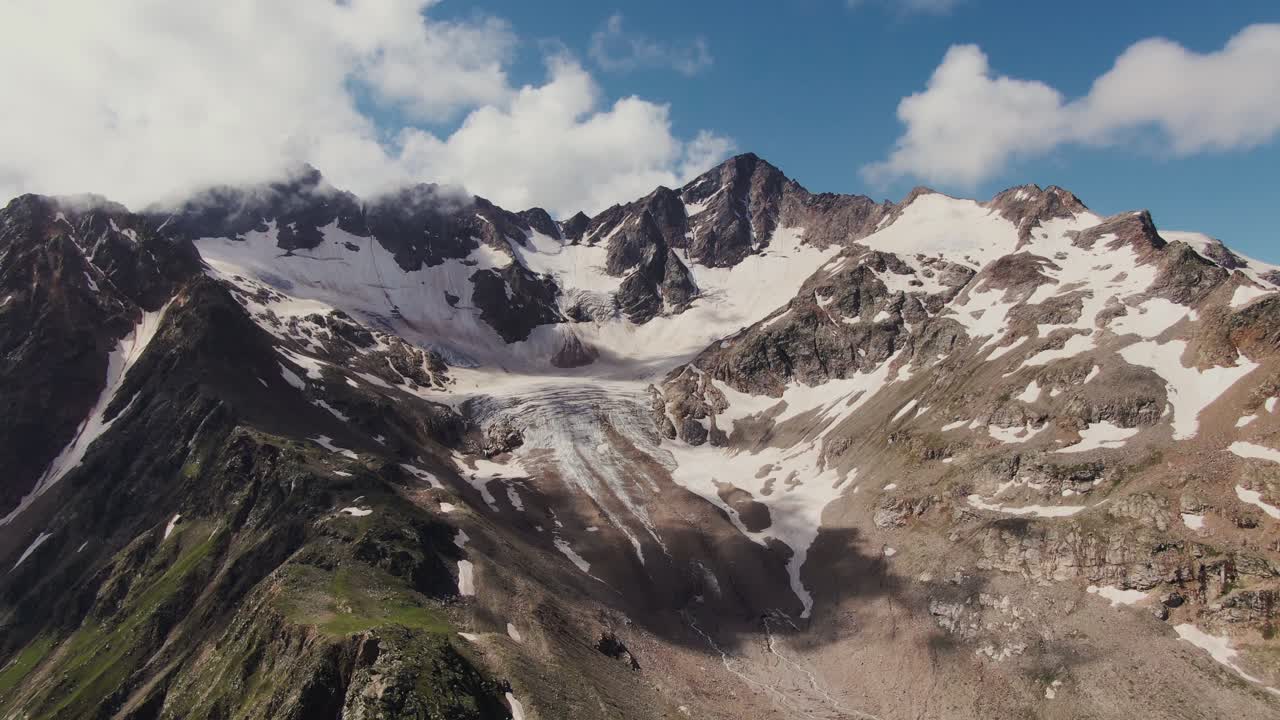 majestuosa cordillera alpina con un glaciar