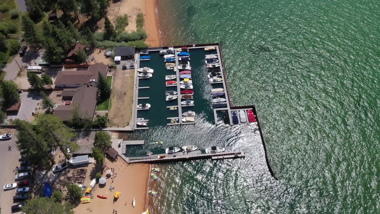 미국 캘리포니아 타호 호수에 있는 호숫가 선착장과 부두의 공중 전망