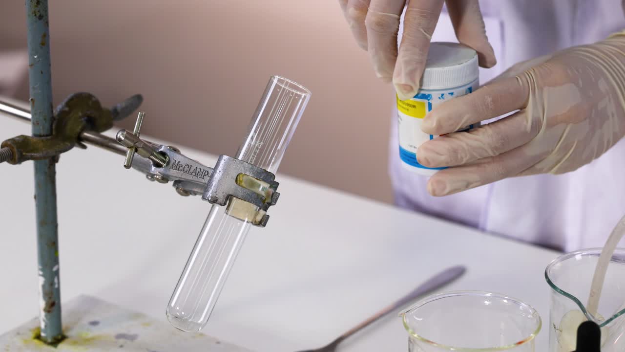 carbonato de cobre añadido al tubo de ensayo para la reacción